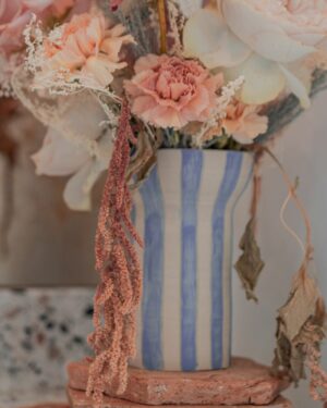 Vase Gigi à bandes bleues réalisé à la main par Laëtitia Fauchère