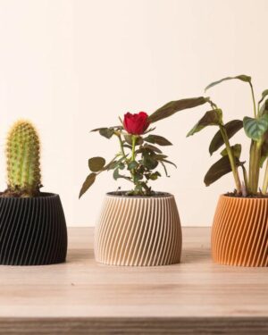 Sublimez votre intérieur avec ce cache-pot original modèle Vorte fabriqué en France par Copo Design par la technique de l'impression 3D à partir de bois recyclé et d'amidon de maïs, parfait pour recevoir vos fleurs et plantes