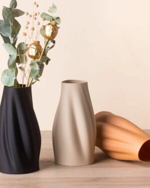 Sublimez votre intérieur avec ces vases modèle Twist originaux fabriqués en France par Copo Design par la technique de l'impression 3D à partir de bois recyclé et d'amidon de maïs, parfait pour recevoir vos fleurs séchées